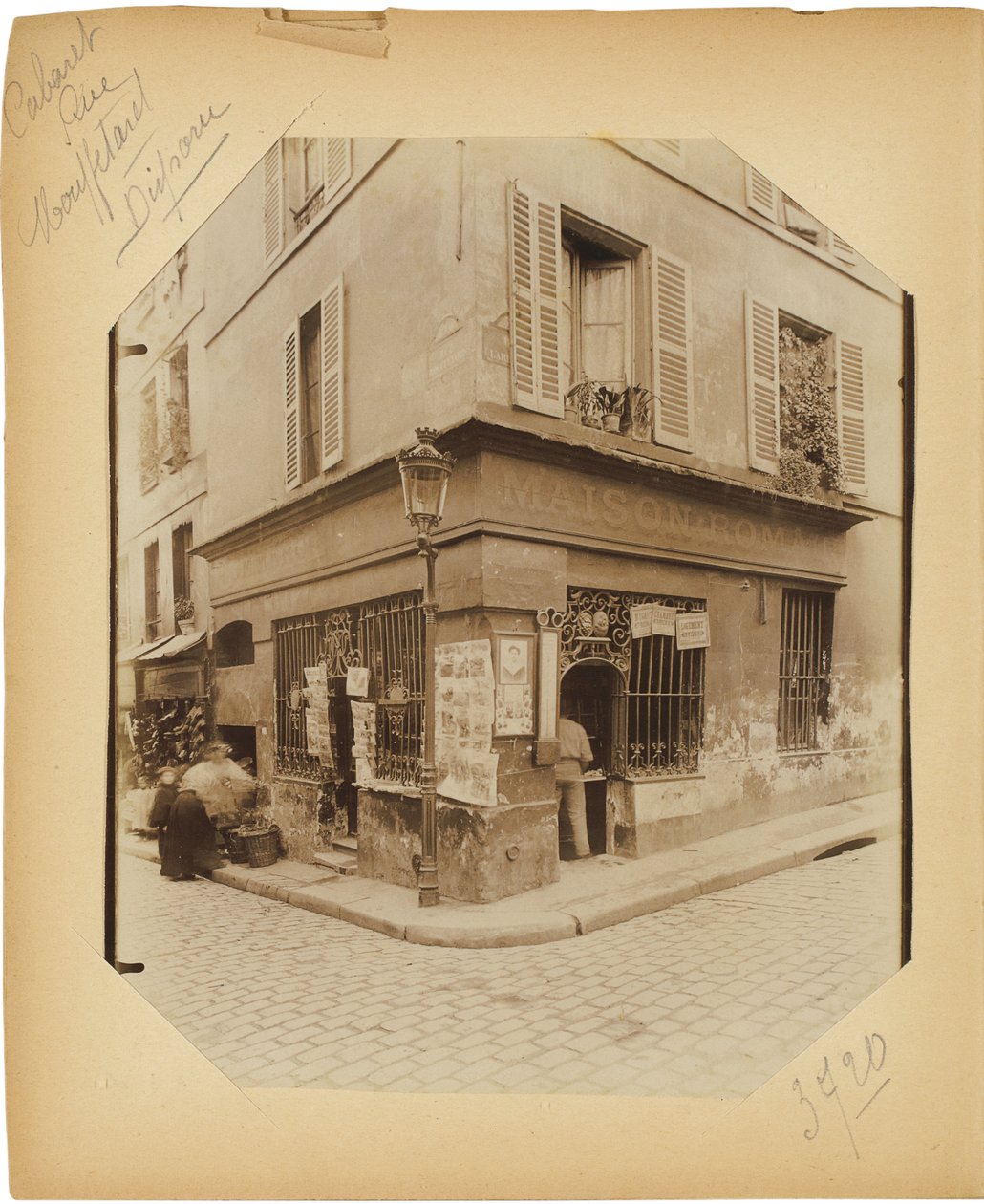 صفحة من ألبوم "وثائق لتاريخ باريس القديمة" ، ج .1910 بواسطة يوجين أتيج