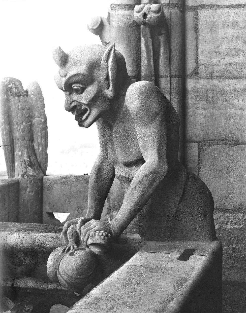 Gargoyle من درابزين Grande Galerie ، شيطان يحمل الضفدع ، نسخة طبق الأصل من القرن الثاني عشر (حجر) (صورة بالأبيض والأسود) بواسطة يوجين إيمانويل فيوليت لو دوك