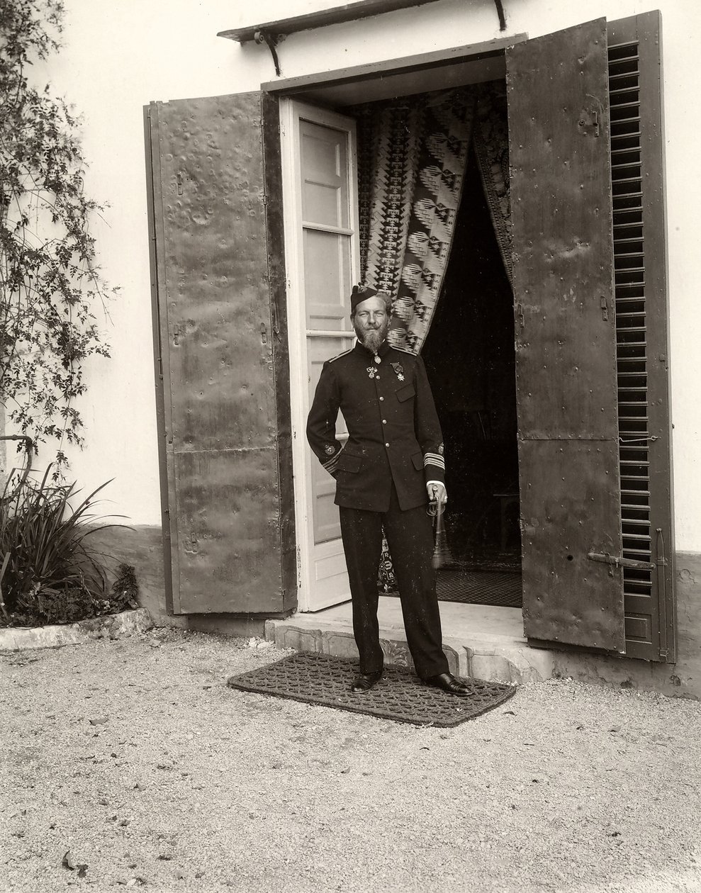 صورة لرجل يرتدي الزي العسكري في المزرعة لو زوكو ، صقلية ، 1900 بواسطة Eugenio Interguglielmi