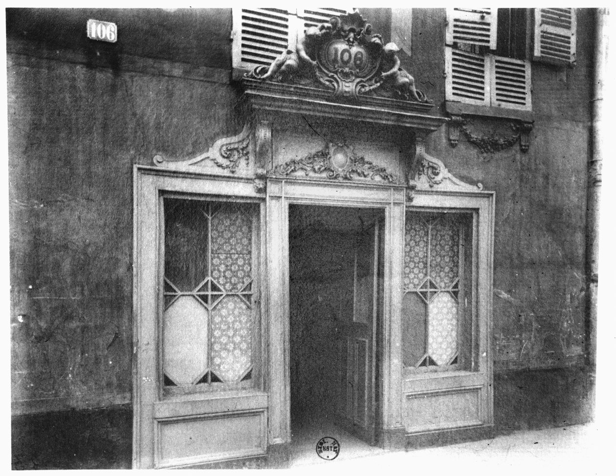 مدخل بيت دعارة في باريس ، 106 rue de Suffren ، c.1900 بواسطة يوجين أتيج