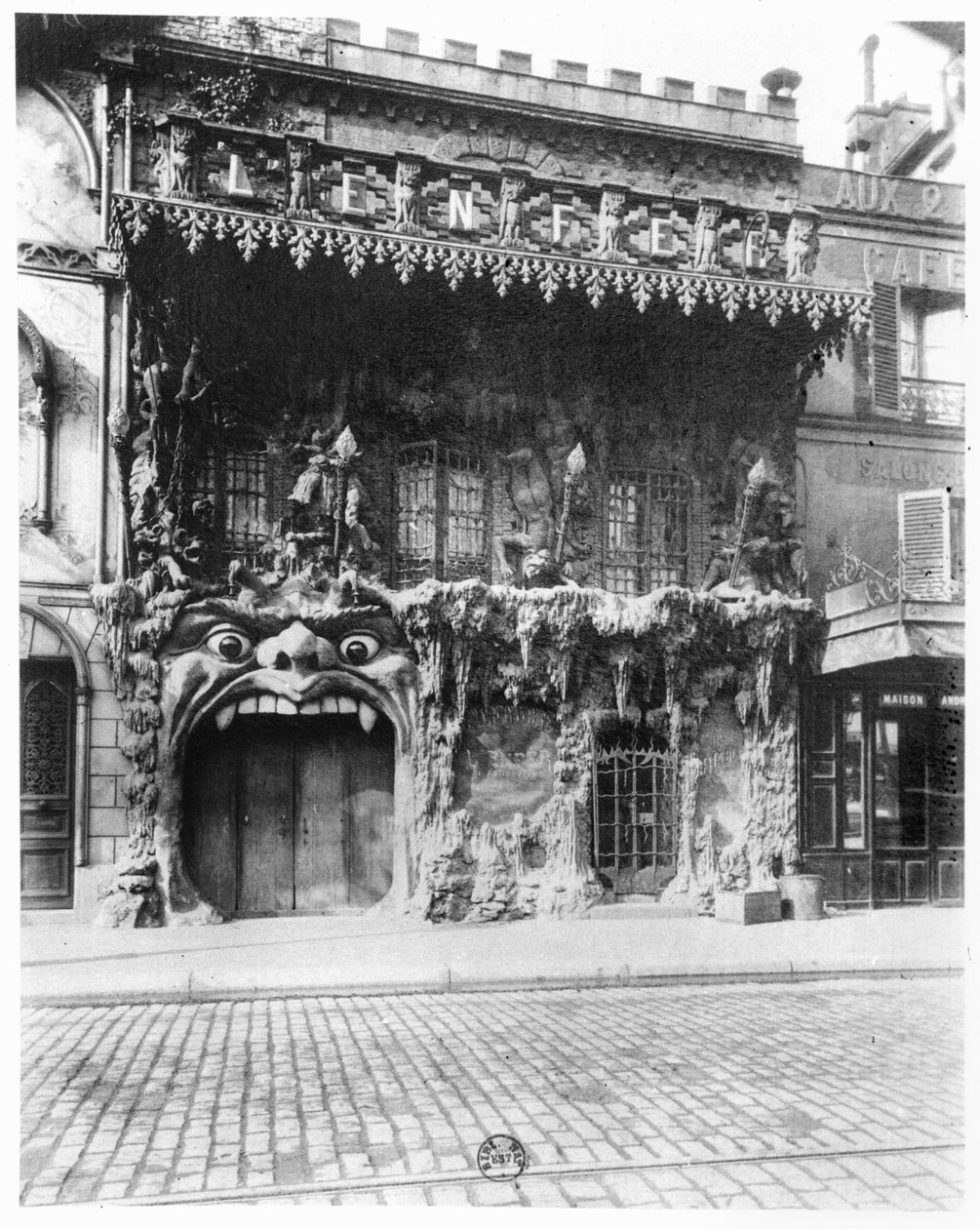 The Cabaret de &39;l&39;Enfer&39; في باريس ، 53 شارع de Clichy ، c.1900 بواسطة يوجين أتيج
