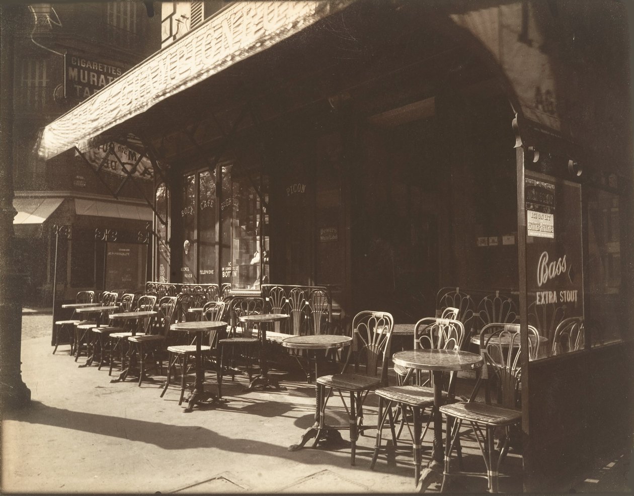 مقهى ، Avenue de la Grande-Armee ، 1924-1925. بواسطة يوجين أتيج