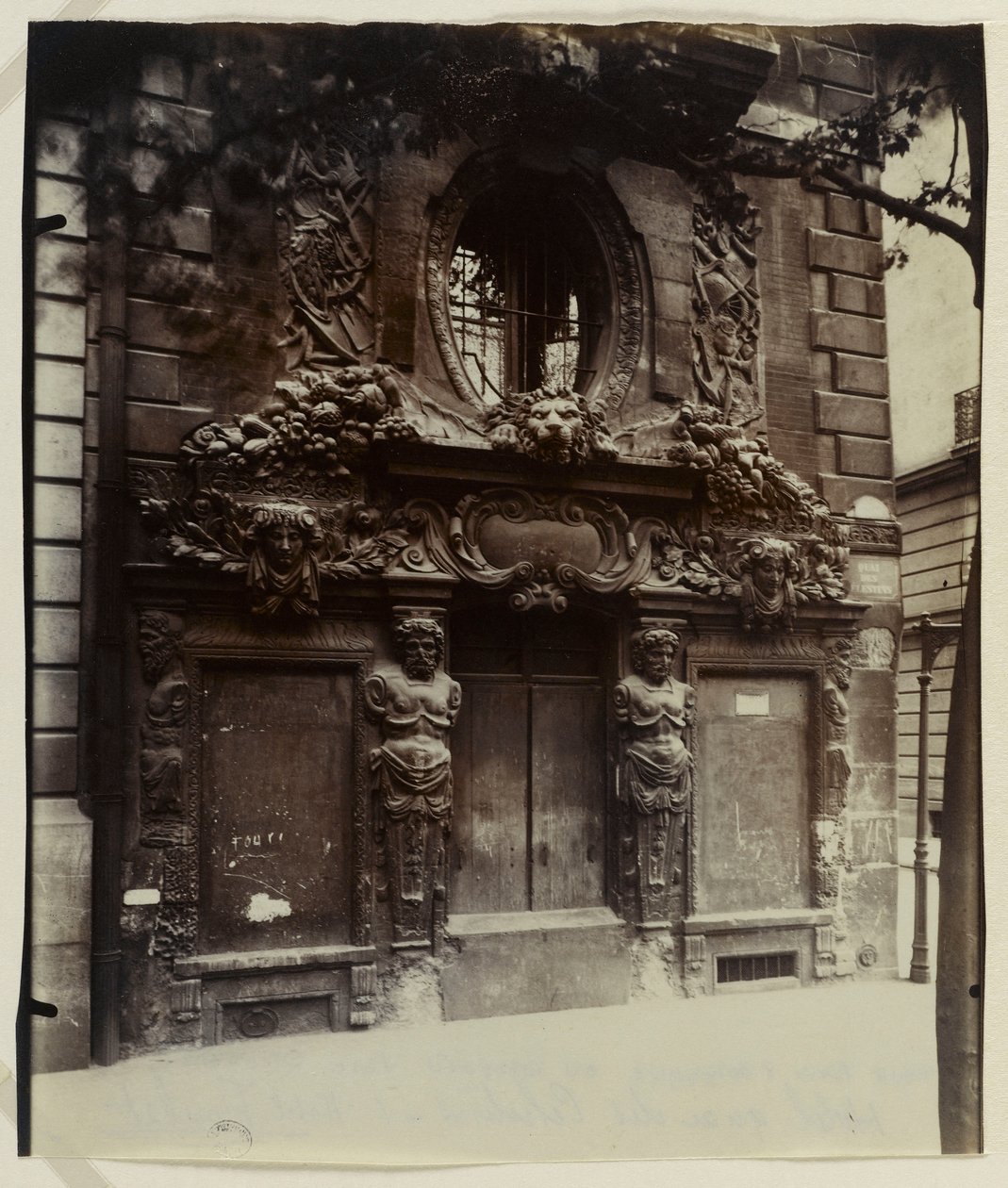 Hôtel de Fieubet أو Hôtel de la Valette (المؤسسة الخاصة الحالية Le Massillon) ، 2 bis quai des Celestins ، الدائرة الرابعة ، باريس (طباعة زلالية) بواسطة يوجين أتيج