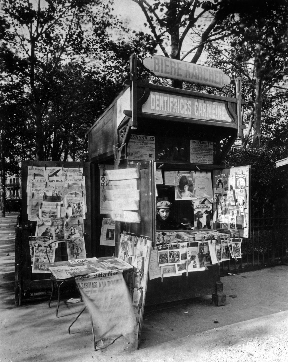 Kiosk in Paris, c.1910 (b/w photo) بواسطة يوجين أتيج