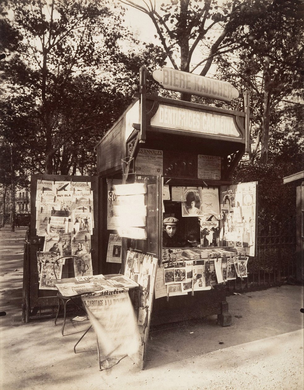 كشك في باريس ، حوالي عام 1910 (صورة بني داكن) بواسطة يوجين أتيج
