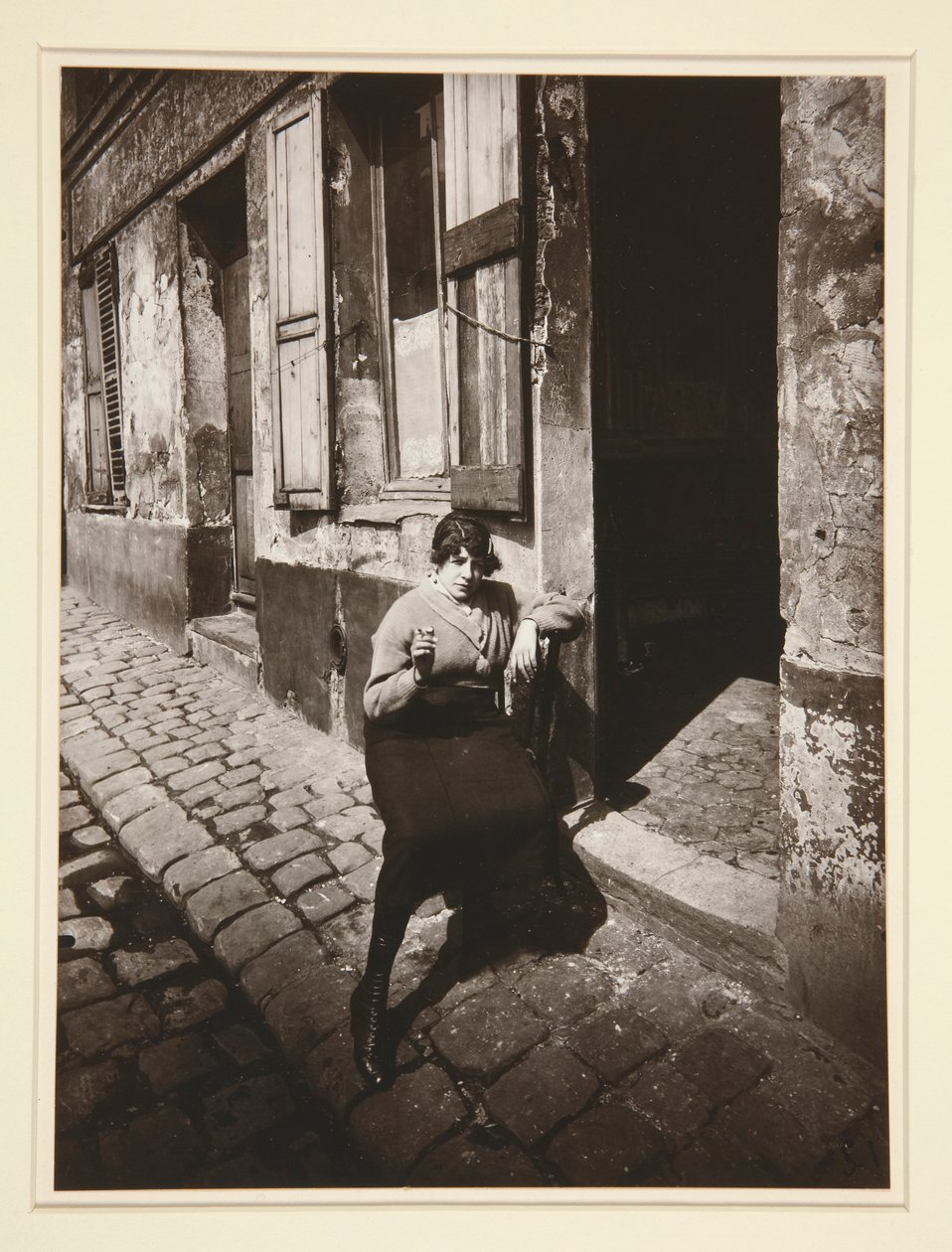 لا فيليت ، فتاة عامة تقوم بالساعة ، التاسعة عشر. أبريل 1921 (La Villette ، Streetwalker Waiting for a Client ، الدائرة 19 ، أبريل 1921) بواسطة يوجين أتيج