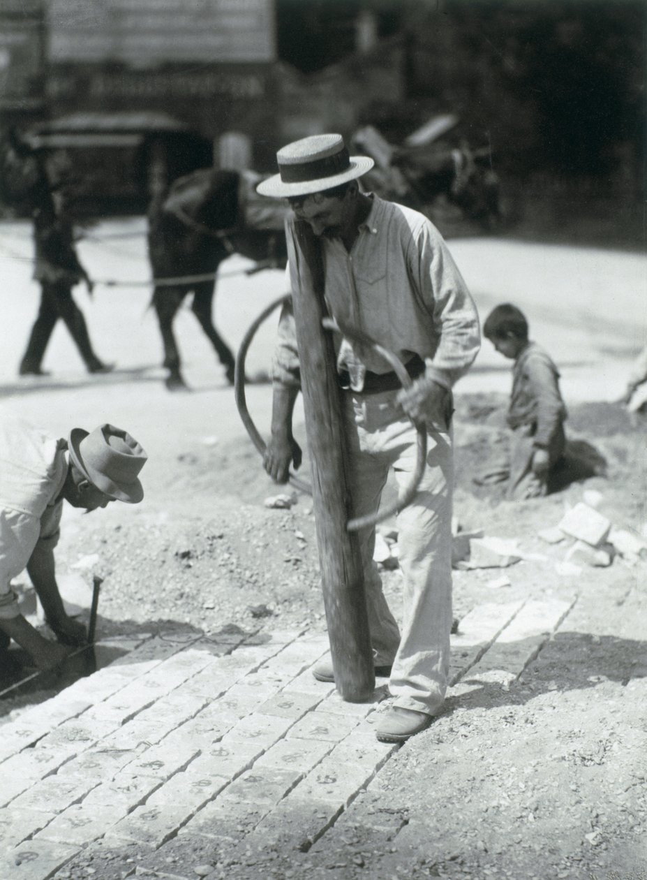 Street Paver ، 1910 (طباعة الجيلاتين الفضية) بواسطة يوجين أتيج
