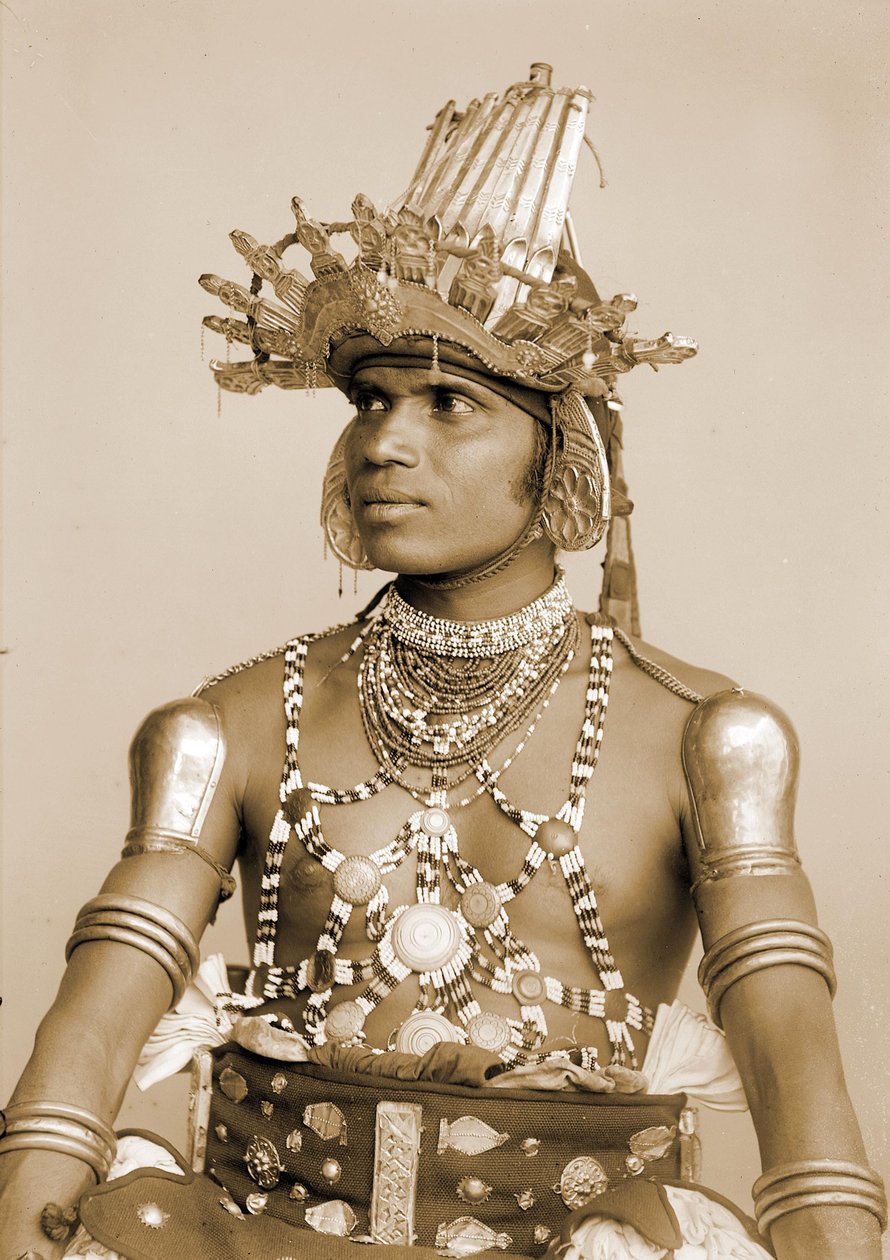 صورة لراقصة سريلانكية مع خوذة فضية مزخرفة ، c.1890 بواسطة يوجين تروتات