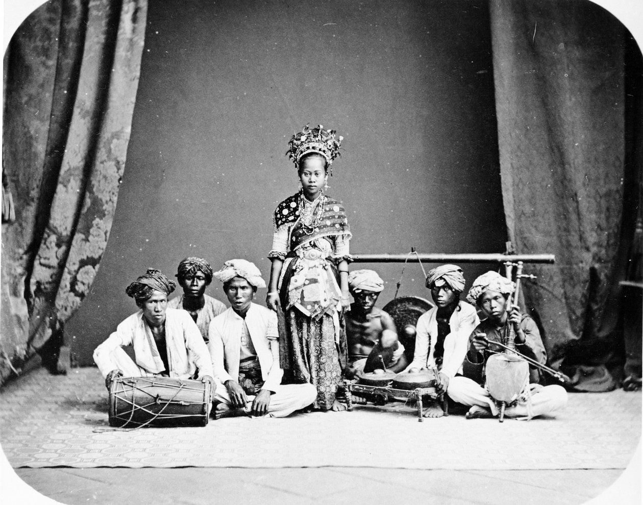 بنت الرقص الباتافي ، ج 1870 بواسطة المصور الأوروبي