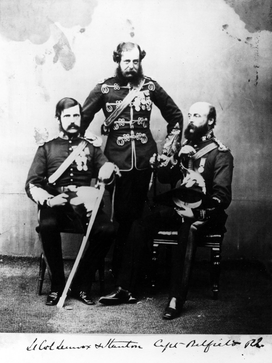 اللفتنانت كولونيل لينوكس وستانتون والنقيب بلفيلد ري ، c.1860 بواسطة المصور الأوروبي