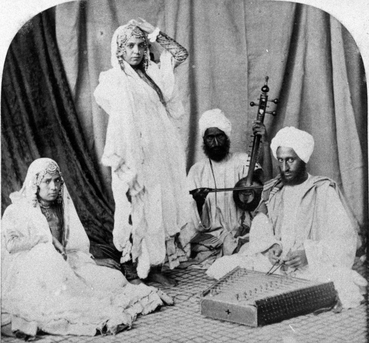 Nautch الفتيات والموسيقيين ، 1860-80 بواسطة المصور الأوروبي