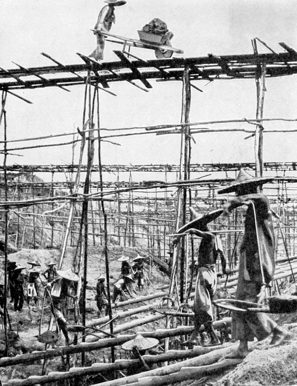 الطرق البدائية في أغنى منطقة قصدير في العالم ، تايبينغ ، الصين ، 1936. بواسطة إيوينج جالواي