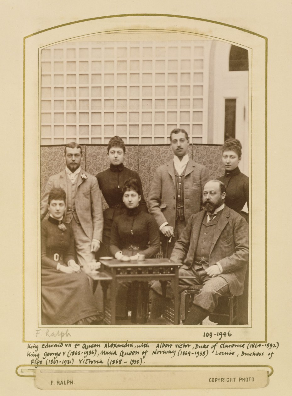 صورة للملك إدوارد السابع (1841-1910) والملكة ألكسندرا (1844-1925) وأطفالهما قبل عام 1892 (صورة بني داكن) بواسطة رالف