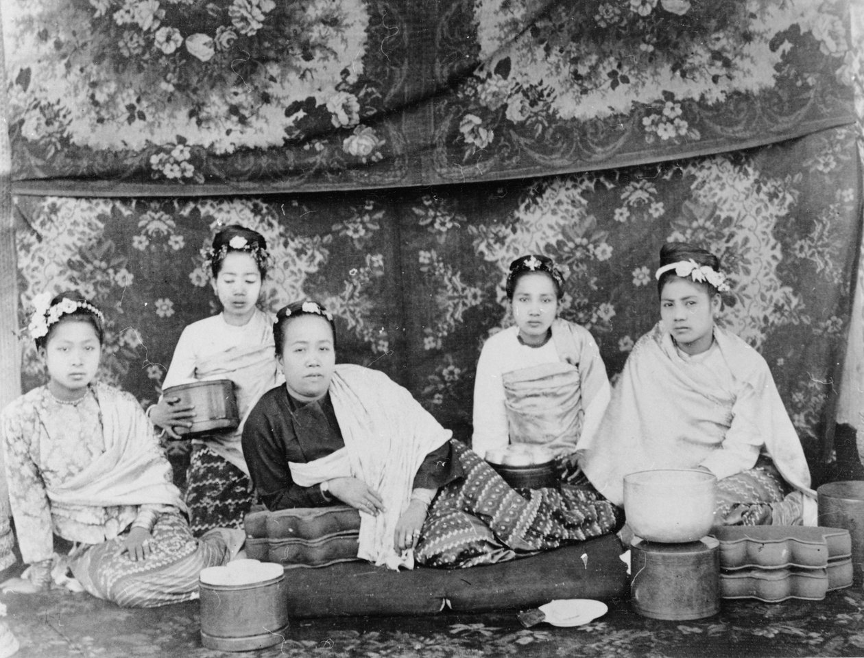 سيدة بورمية وحاشيتها ، ج 1885 بواسطة فيليس بيتو