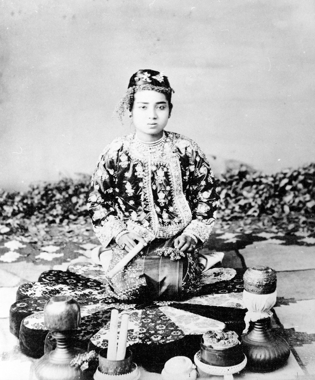 شابة بورمية مع سيجار ، ماندالاي ، c.1875 بواسطة فيليس بيتو