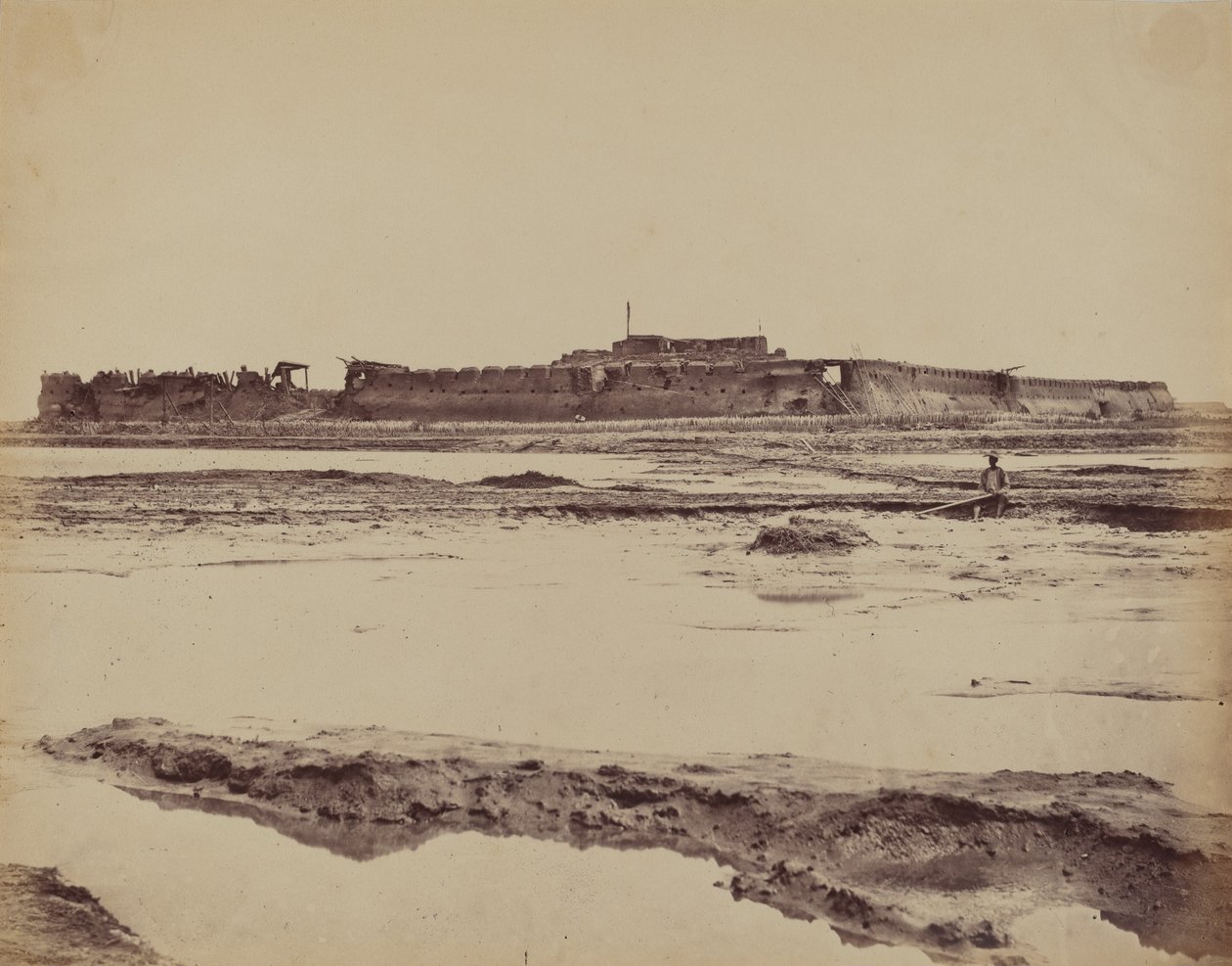 الجزء الخارجي من حصن تاكو الشمالي على نهر بيهو ، يُظهر المدخل الإنجليزي والفرنسي ، 21 أغسطس 1860. بواسطة فيليس بيتو