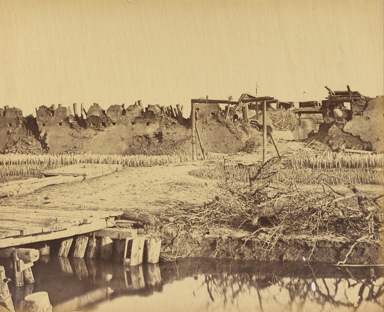 يظهر الجزء الخارجي من الحصن الشمالي المدخل الإنجليزي في 21 أغسطس 1860 بواسطة فيليس بيتو