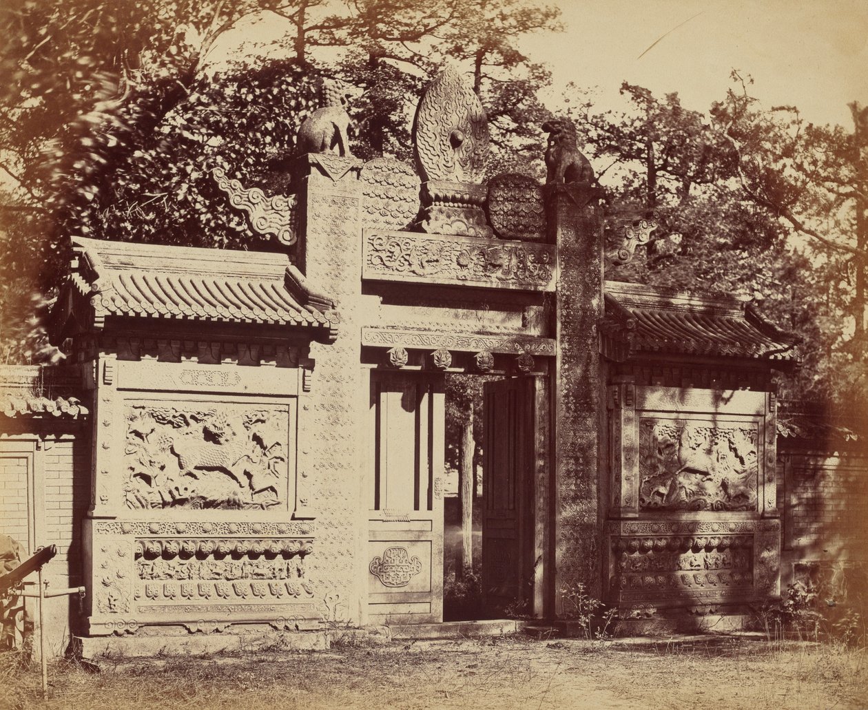الجزء الخارجي من Tomb Depot بالقرب من Pekin ، أكتوبر ١٨٦٠ بواسطة فيليس بيتو