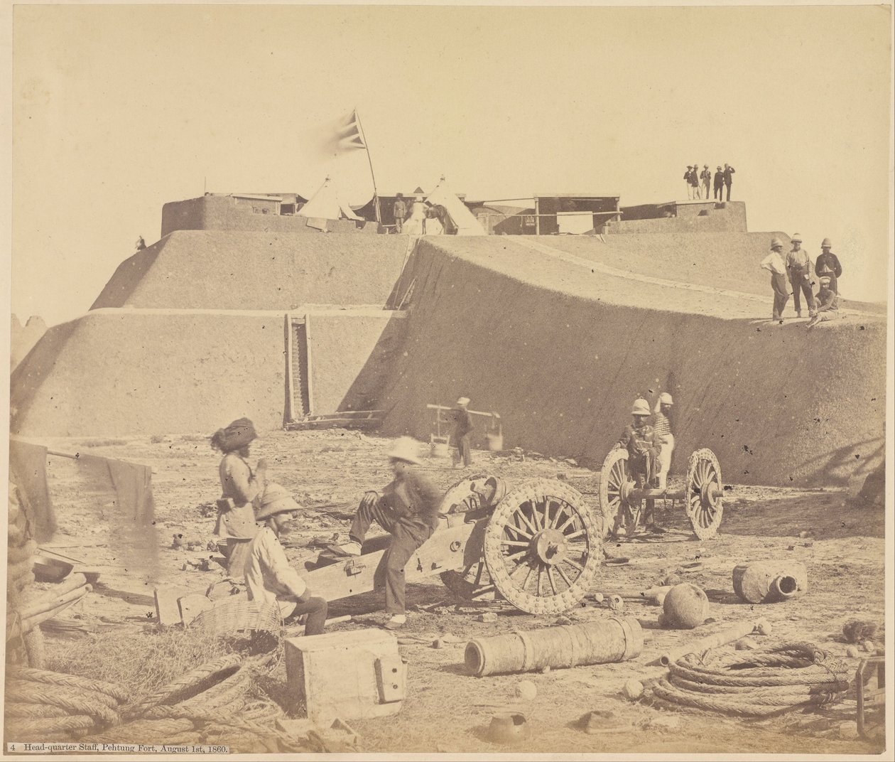 الموظفين في المقر الرئيسي ، Pehtang Fort بواسطة فيليس بيتو