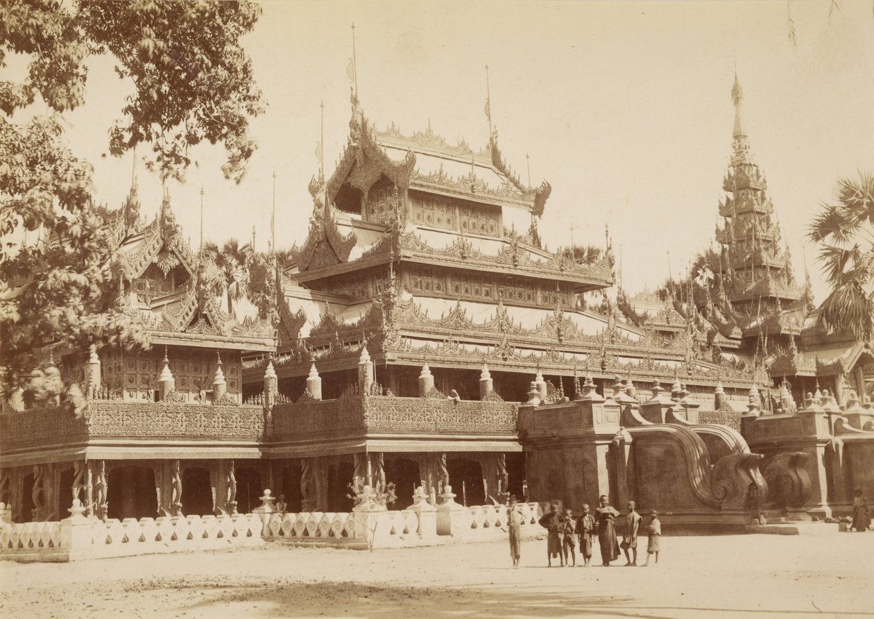 مدرسة Queen Soopyalat الذهبية في A. Road ، Mandalay بواسطة فيليس بيتو