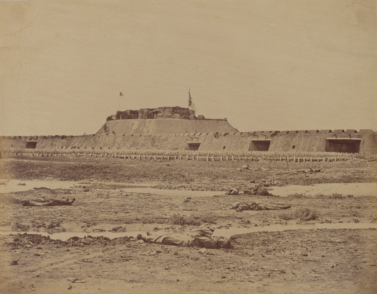 الجزء الخلفي من الحصن الشمالي بعد الاستيلاء عليه ، يُظهر انسحاب الجيش الصيني ، 21 أغسطس 1860 بواسطة فيليس بيتو