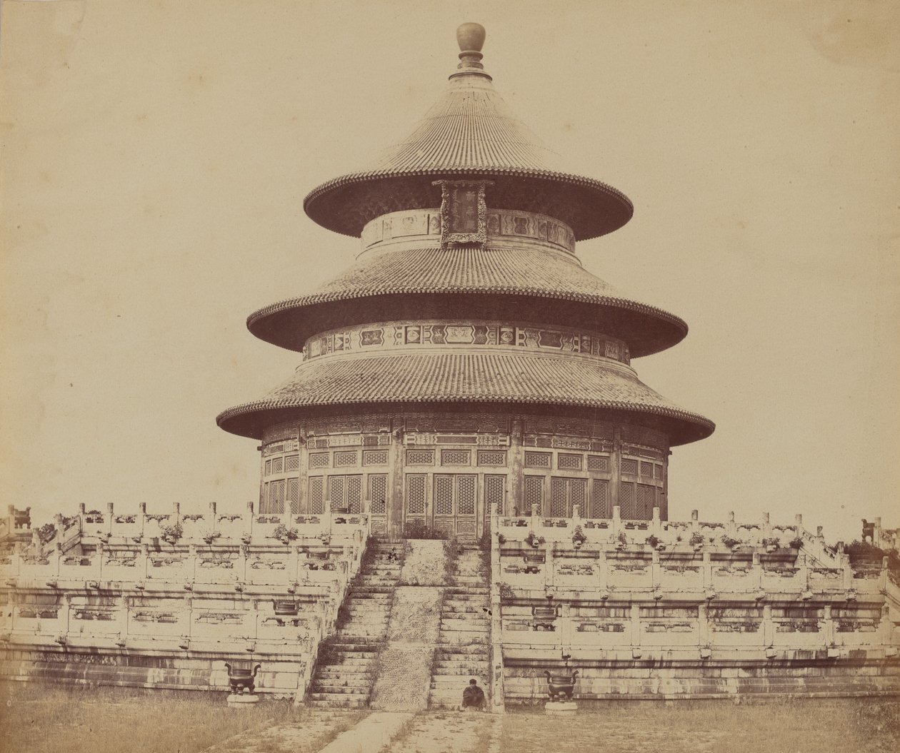 معبد السماء المقدس حيث يضحي الإمبراطور مرة في السنة ، في مدينة بيكين الصينية ، أكتوبر 1860 بواسطة فيليس بيتو