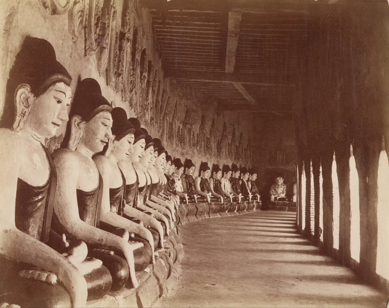 تسعة وأربعون Gautamas في معبد Sagaing بواسطة فيليس بيتو