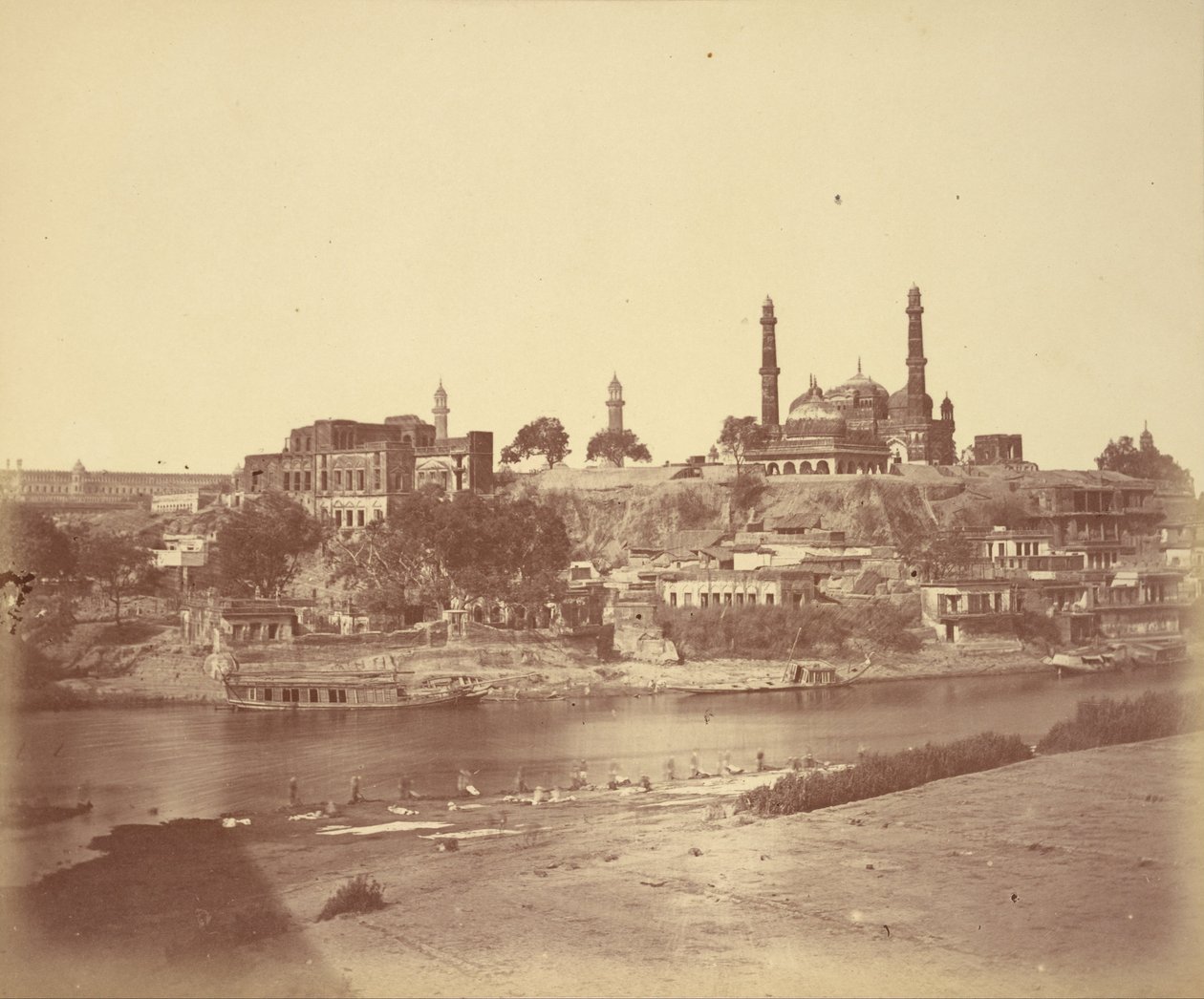 قلعة Muchee Bhawan ونهر Gomti مأخوذة من الجسر الحجري بواسطة فيليس بيتو