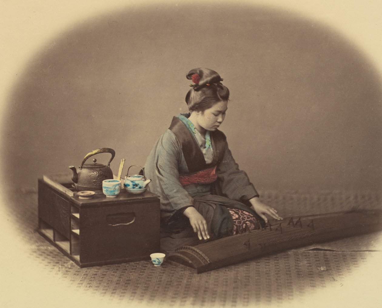 امرأة مع طقم الشاي يعزف على Koto ، كاليفورنيا. 1860. بواسطة فيليس بيتو