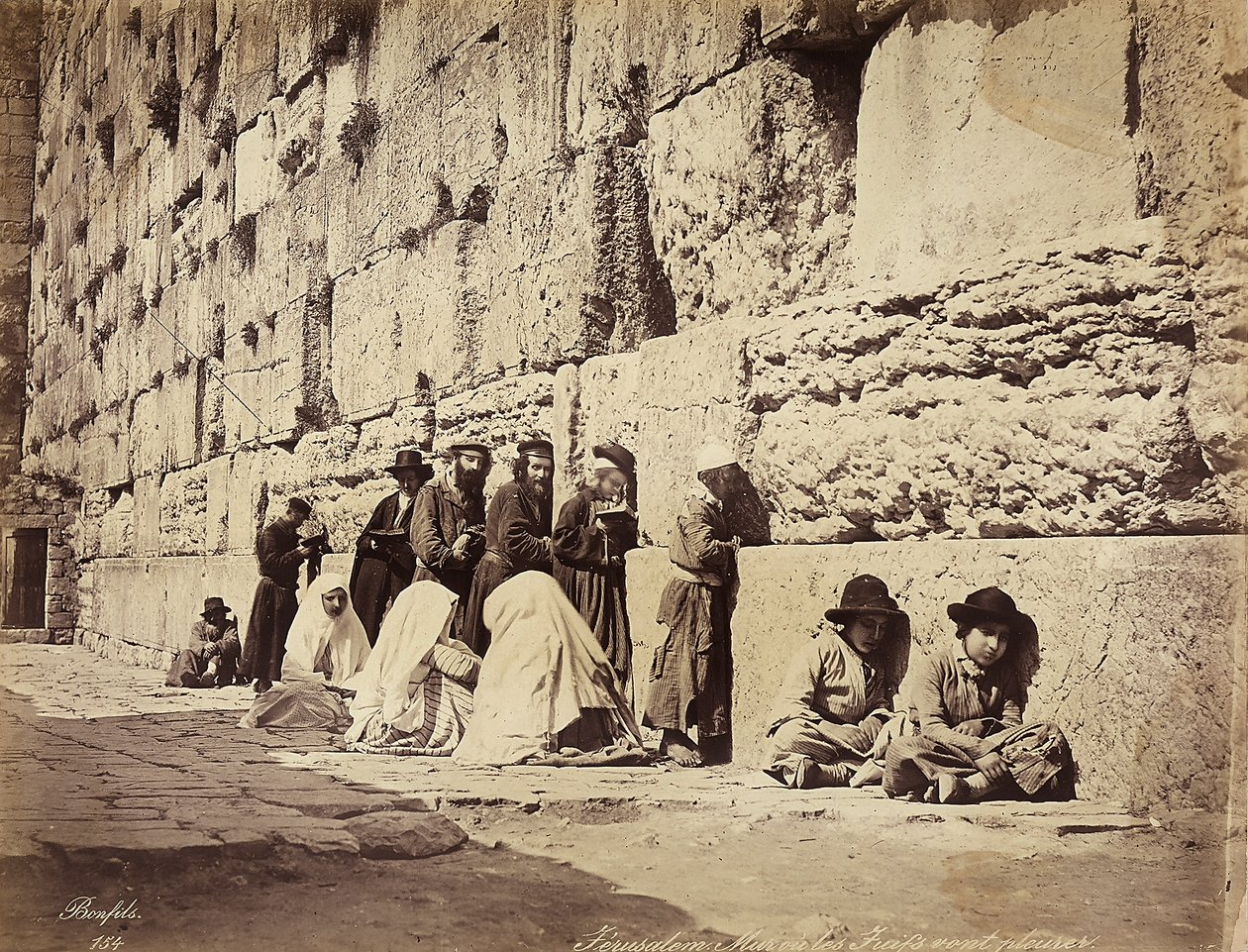 مجموعة من الإسرائيليين يصلون عند حائط المبكى في القدس بواسطة فيليكس بونفيس