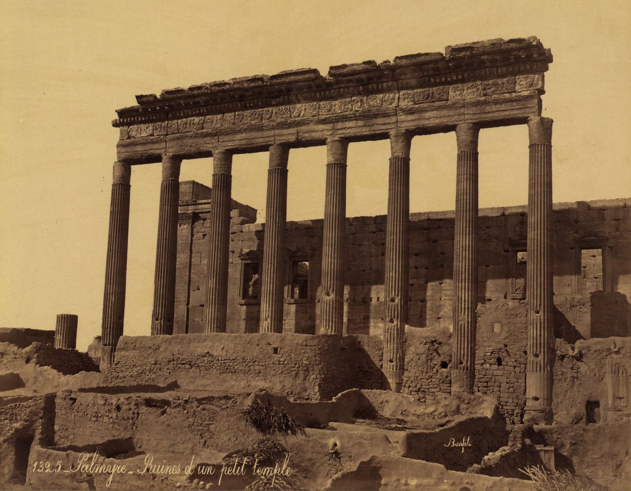Unattached Colonnade before a Temple in Palmyra, Syria بواسطة فيليكس بونفيس