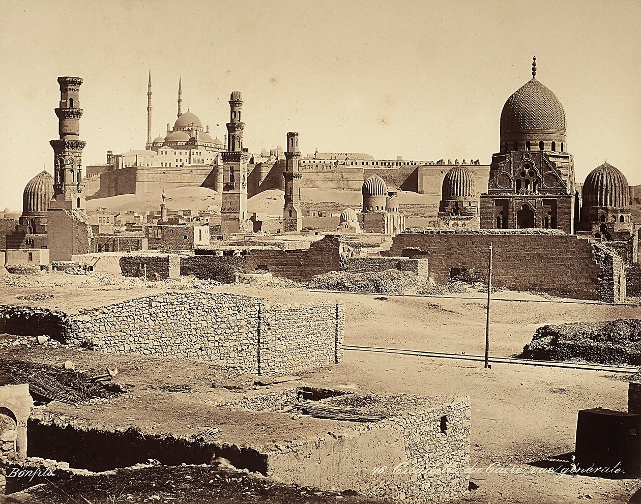 منظر للقلعة مع العديد من الآثار والاكتشافات القديمة ، في القاهرة ، مصر بواسطة فيليكس بونفيس