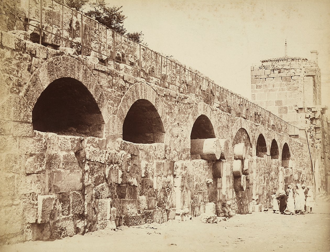 منظر لأسوار مدينة مصر الجديدة أو بعلبك ، المدينة السورية القديمة ، الآن لبنان. اجتمعت مجموعة من الناس معًا بالقرب من الجدار بواسطة فيليكس بونفيس