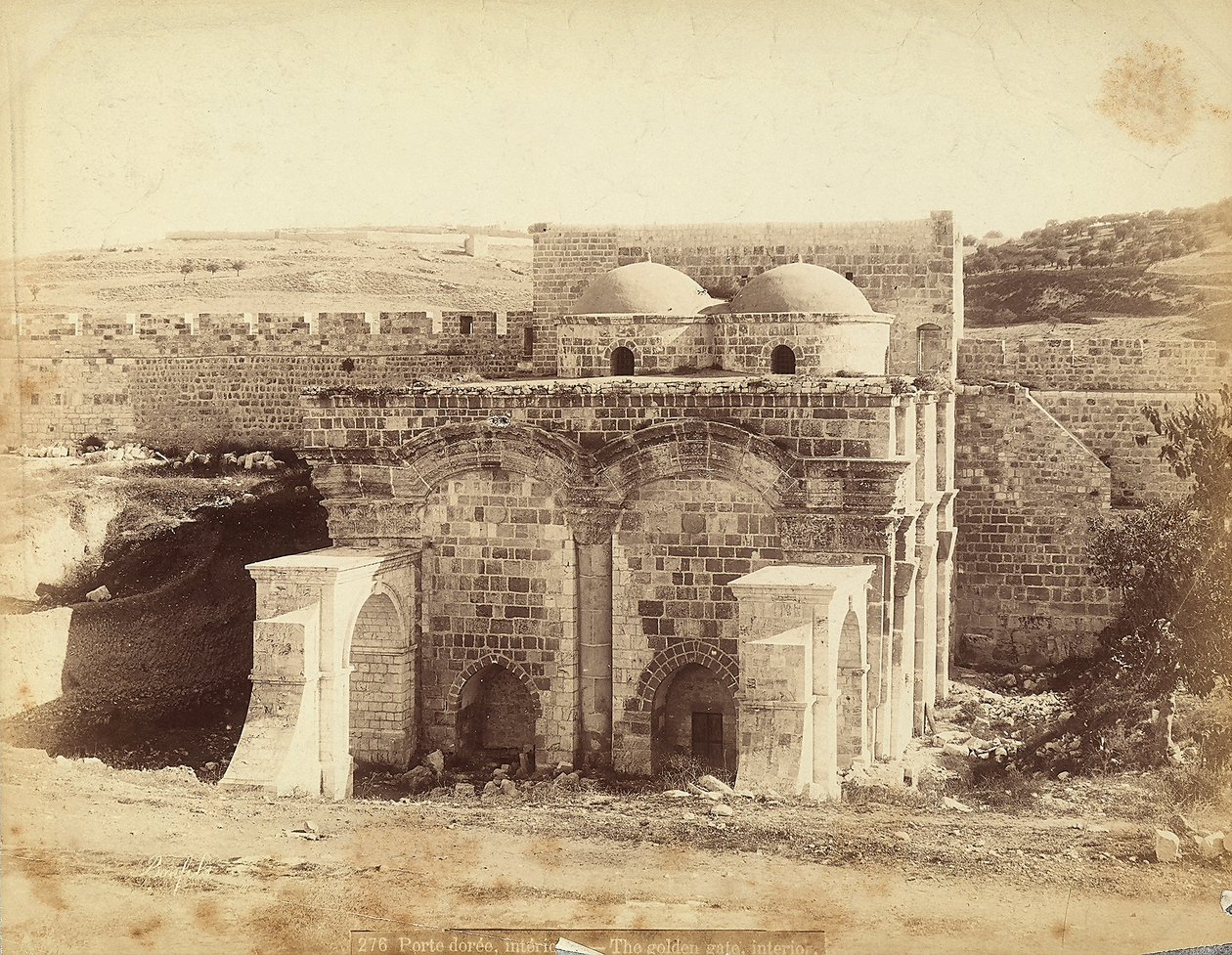 View of the inside of the Golden Gate, in Jerusalem بواسطة فيليكس بونفيس