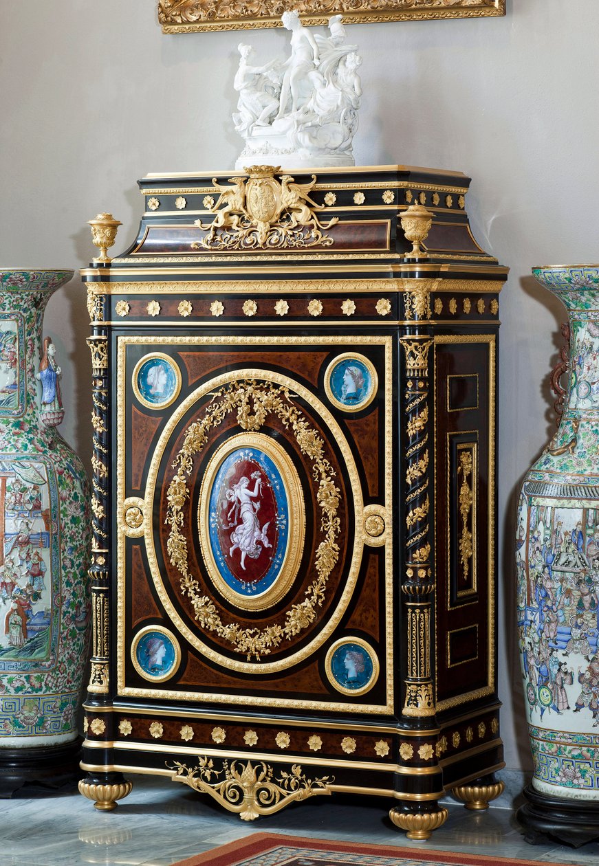 يزين الأثاث شعار النبالة لعائلة Brignole Sale للفنان إبينيست غيوم غروهي (1808-1885) بناءً على رسم لفيليكس دوبان (1798-1870). شقق Maria Brignole Sale De Ferrari ، دوقة جالييرا (1811-1888) ، يأتي الأثاث من بواسطة فيليكس لويس جاك دوبان