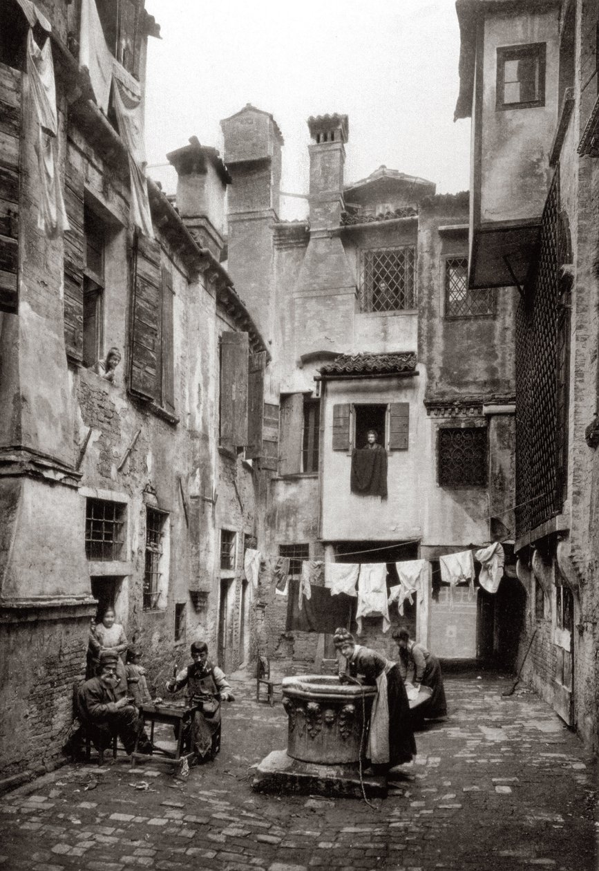 فناء محاط بمباني في البندقية ، حوالي 1880 بواسطة فرديناندو أونغانيا