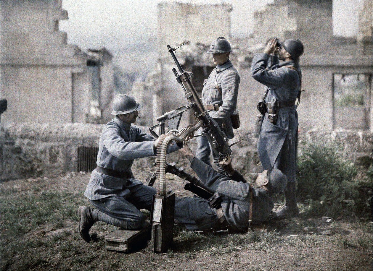اتخذ قسم فرنسي من المدفعية الآلية موقعه في الأنقاض خلال معركة Aisne ، فرنسا ، 1917 (autochrome) بواسطة فرناند كوفيل