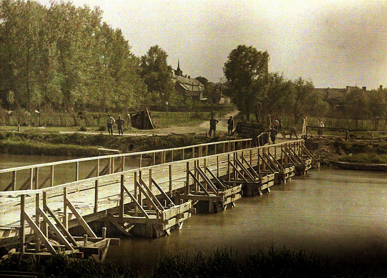 جسر البرميل عبر Aisne ، سواسون ، فرنسا ، 1917 (autochrome) بواسطة فرناند كوفيل