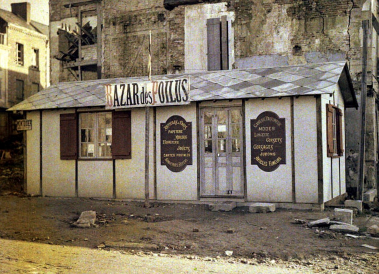 Bazar des Poilus ، الثكنات الفرنسية ، متجر لبيع المنسوجات والأوراق ، Roye ، Somme ، فرنسا ، 1917 (autochrome) بواسطة فرناند كوفيل