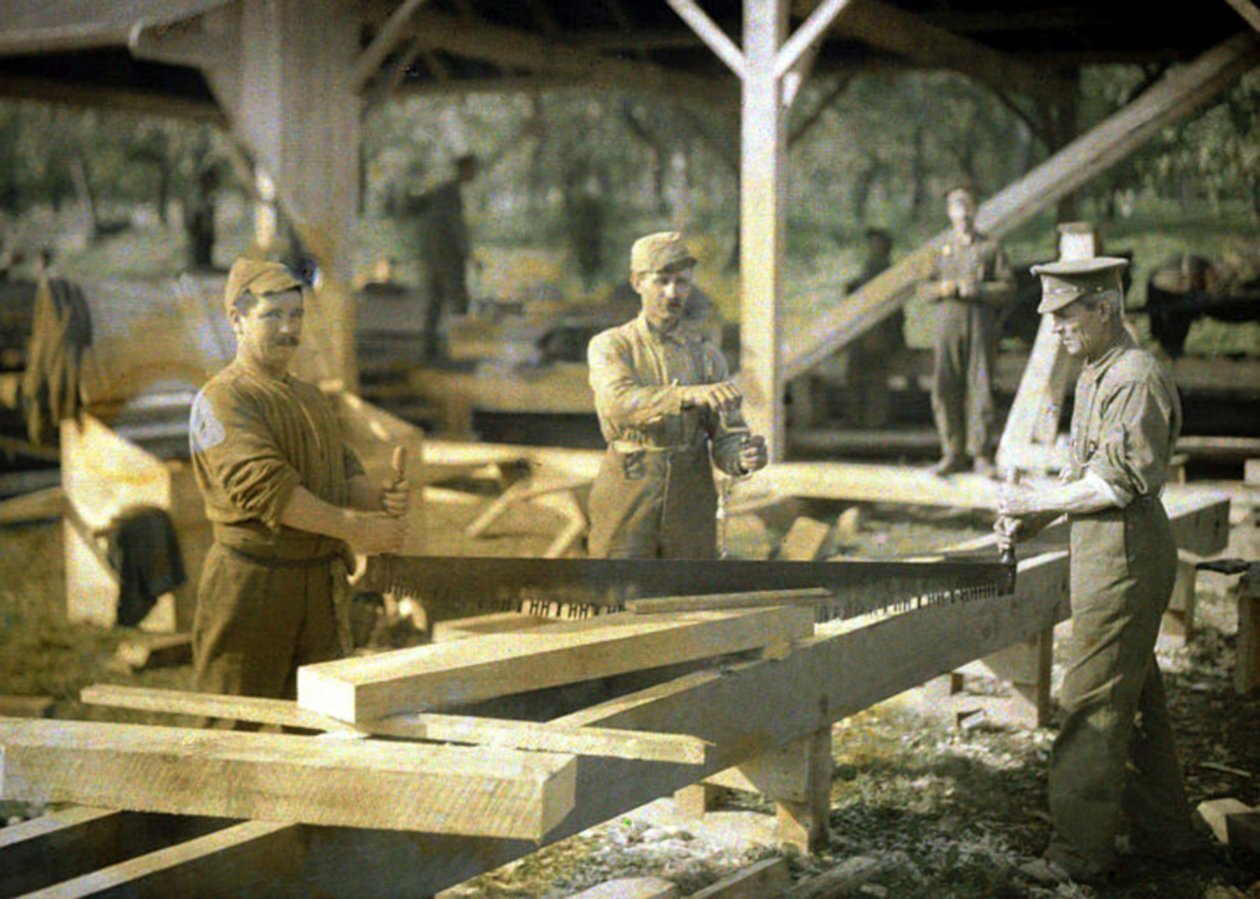 جنود كنديون يعملون في منشرة خشب ، قويسمي ، واز ، فرنسا ، 1917 (ذاتي اللون) بواسطة فرناند كوفيل