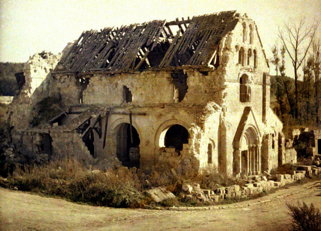 كنيسة تضررت من نيران المدفعية ، Tracy-le-Val ، Oise ، فرنسا ، 1917 (autochrome) بواسطة فرناند كوفيل