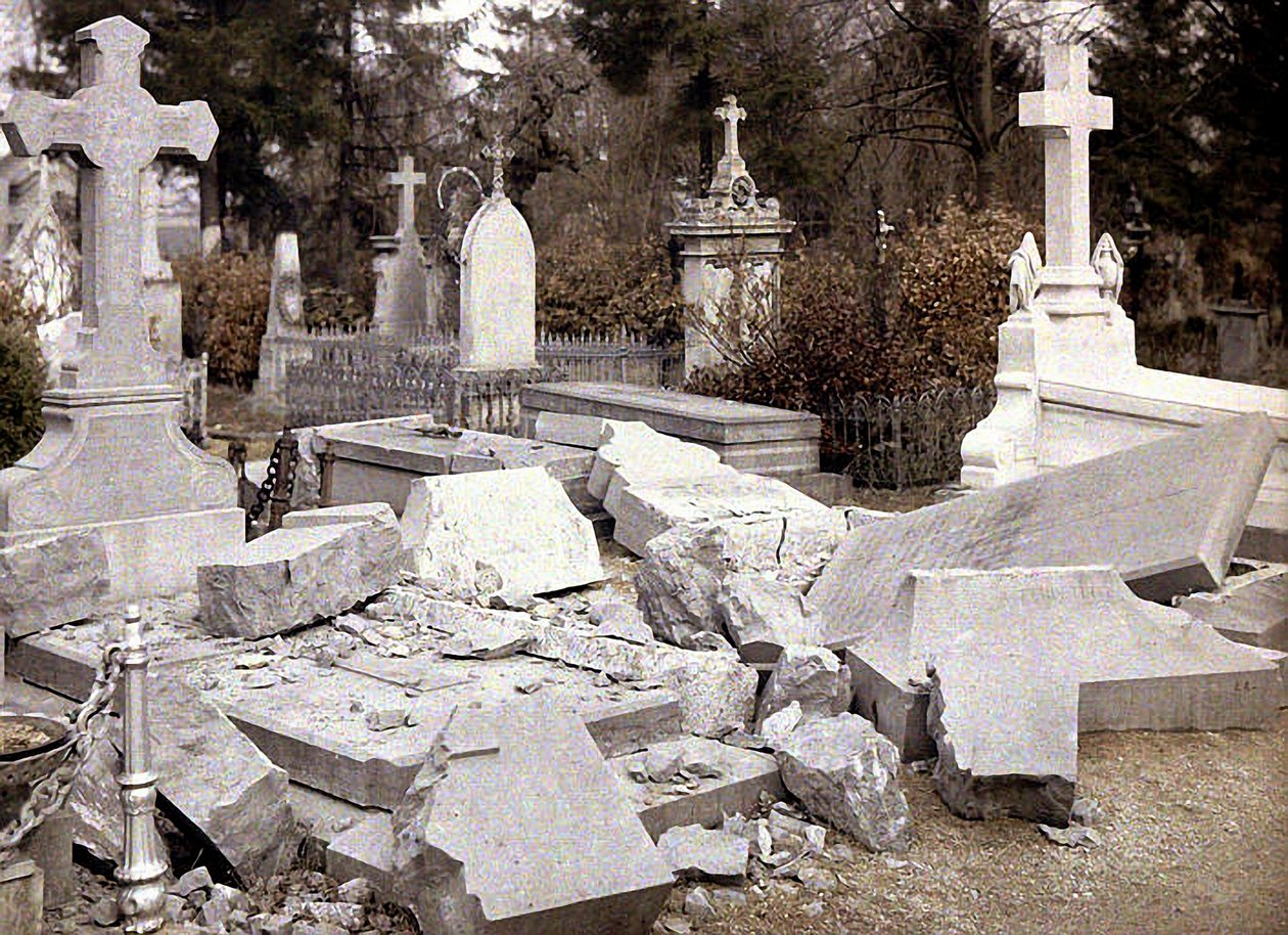 قبور متضررة في المقبرة الشمالية ، ريمس ، مارن ، فرنسا ، 1917 (ذاتي اللون) بواسطة فرناند كوفيل