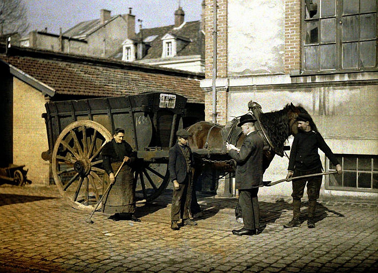 موظفو Maison Rohart مع حصان وعربة ، ريمس ، مارن ، فرنسا ، 1917 (autochrome) بواسطة فرناند كوفيل