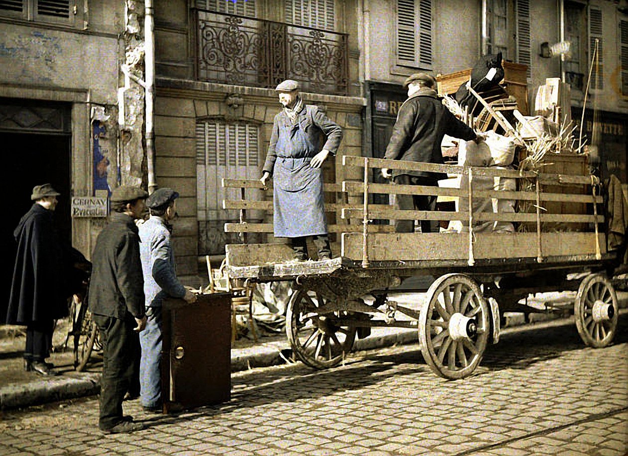 أربعة عمال يقومون بتحميل متعلقاتهم الشخصية على عربة ، ريمس ، مارن ، فرنسا ، 1917 (اللون الآلي) بواسطة فرناند كوفيل