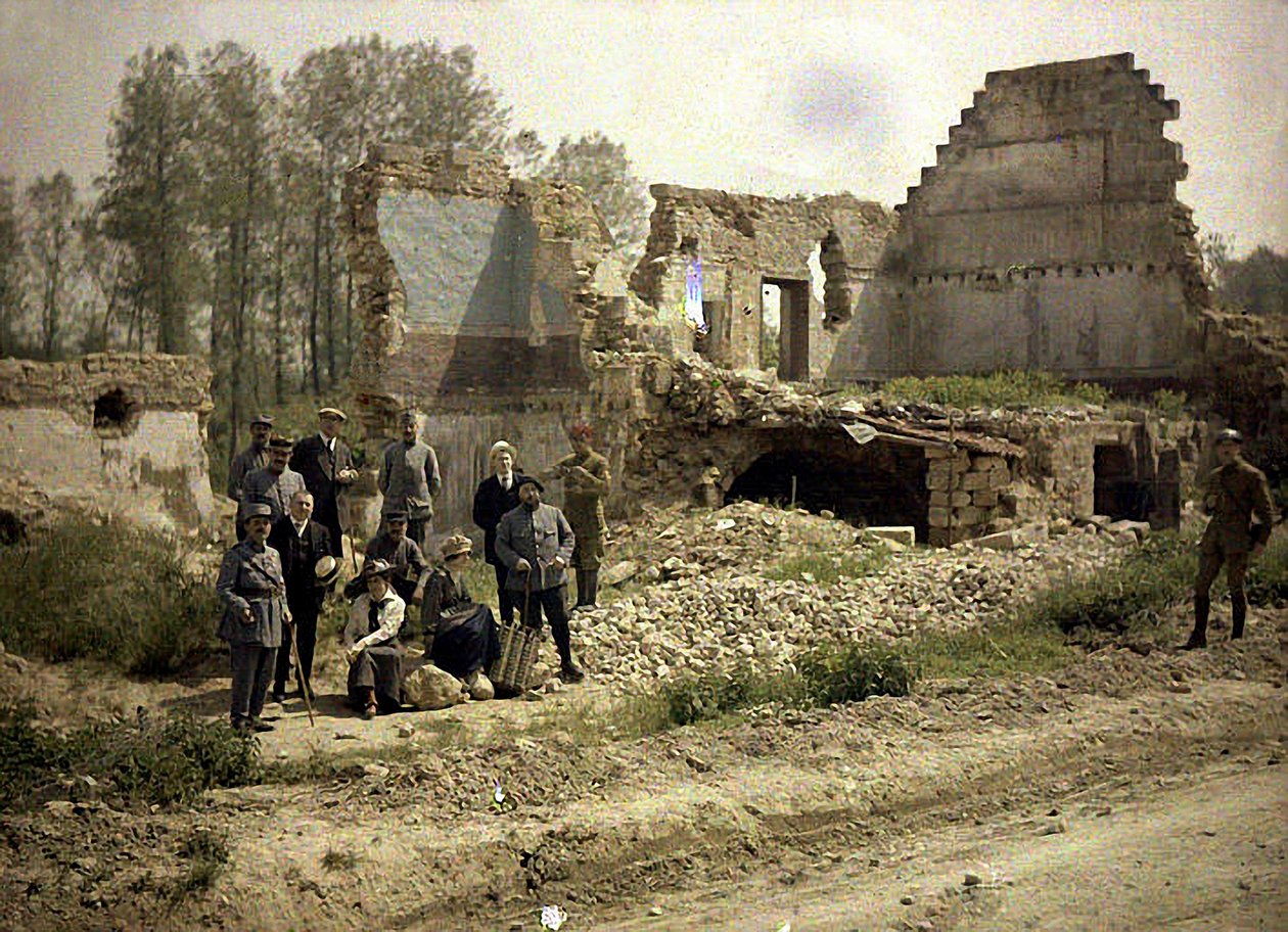 الجنود الفرنسيون والممثلون في المسرح الأمامي في الأطلال ، Vauxrezis ، Aisne ، فرنسا ، 1917 (autochrome) بواسطة فرناند كوفيل