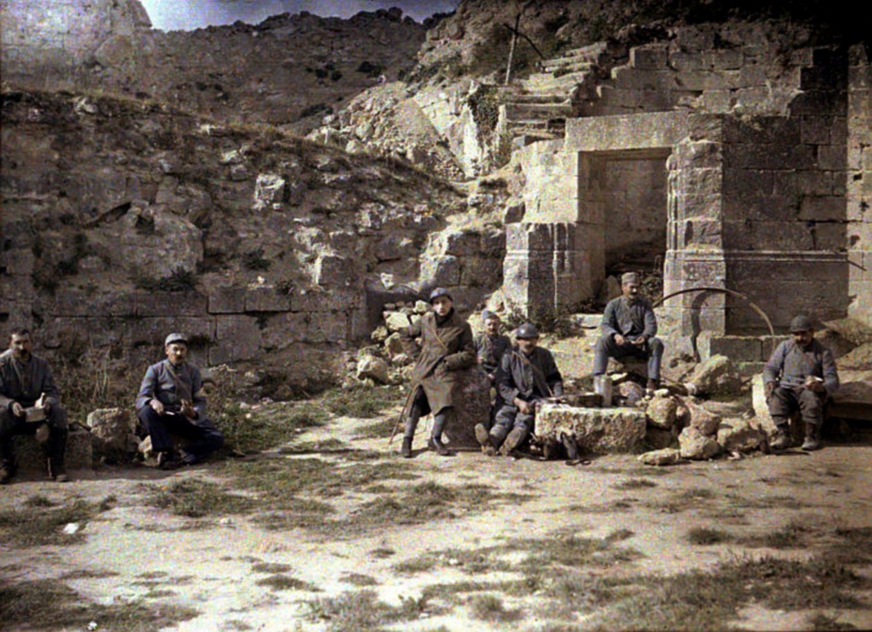 جنود فرنسيون يتناولون طعام الغداء ، Coucy-le-Chateau-Auffrique ، Aisne ، فرنسا ، 1917 (autochrome) بواسطة فرناند كوفيل