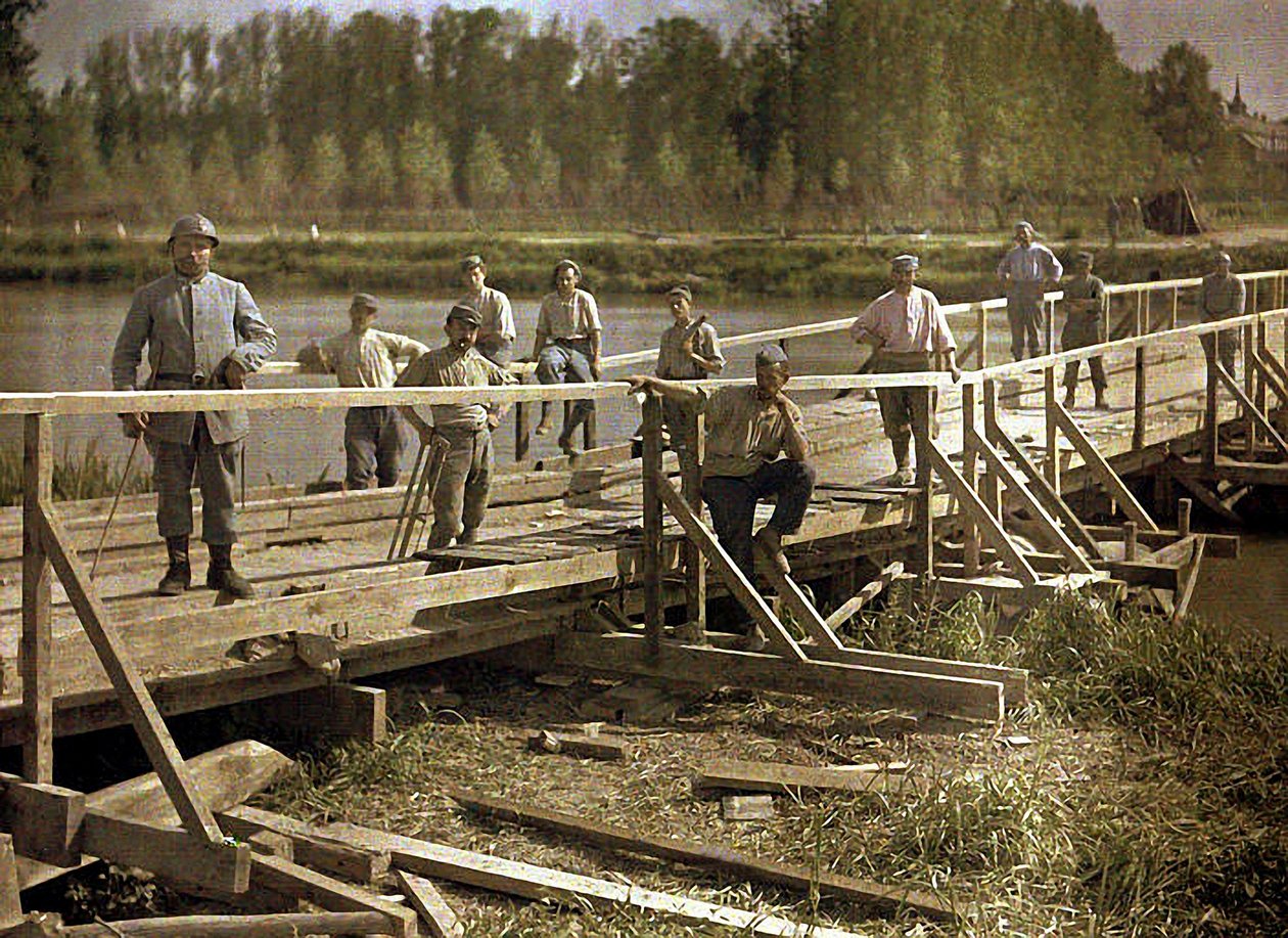 جنود فرنسيون من وحدة خاصة يقومون ببناء جسر خشبي عبر Aisne ، سواسون ، فرنسا ، 1917 (autochrome) بواسطة فرناند كوفيل