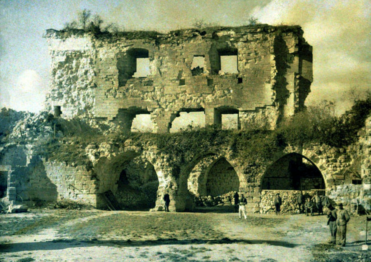 جنود فرنسيون في فناء قلعة مدمرة بشدة قام الجنود الألمان بتفجيرها عام 1917 ، Coucy-le-Chateau-Auffrique ، Aisne ، فرنسا ، 1918 (autochrome) بواسطة فرناند كوفيل