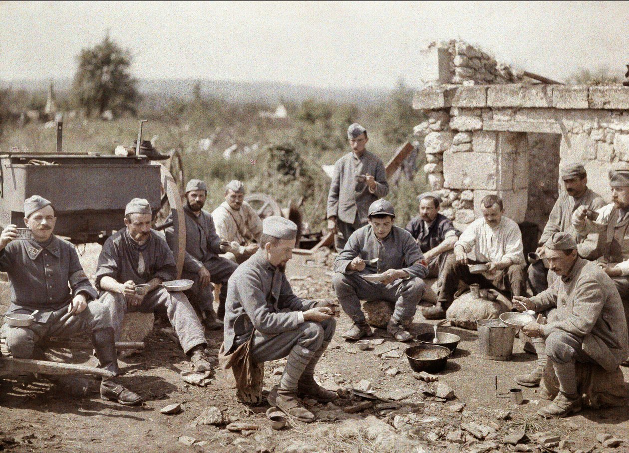 الجنود الفرنسيون من فوج المشاة 370 يأكلون الحساء خلال معركة أيسن ، فرنسا ، 1917 (ذاتي اللون) بواسطة فرناند كوفيل