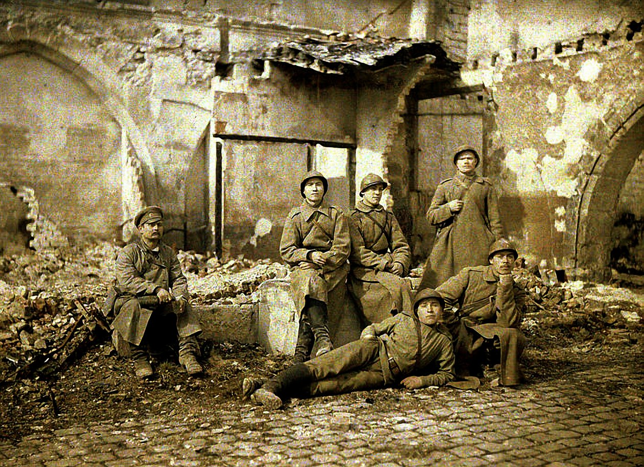 مجموعة من الجنود الروس في الأنقاض ، ريمس ، مارن ، فرنسا ، 1917 (ذاتي اللون) بواسطة فرناند كوفيل